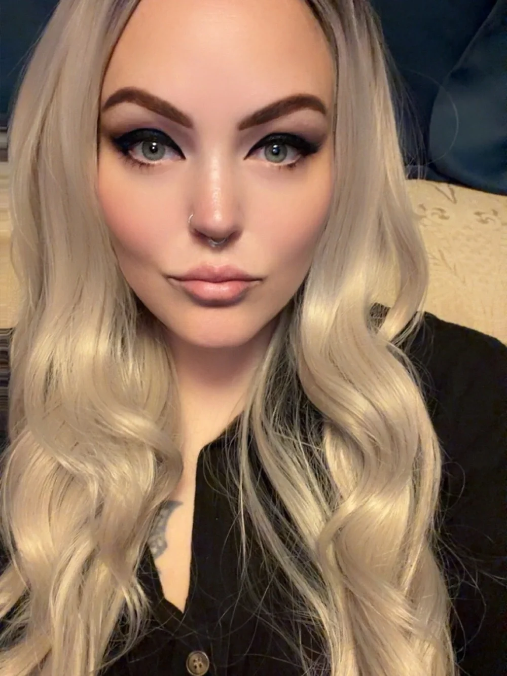Long Wavy Platinum Blonde Women's Wig with Natural Shine